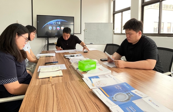 銷(xiāo)售部開(kāi)展業(yè)務(wù)溝通會(huì)議.jpg